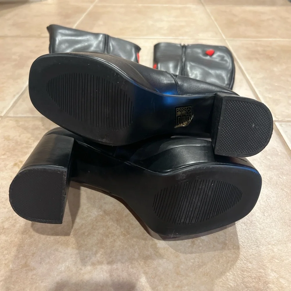 Moda Black and Red Platform Heeled Boots with Floral Design - Picture 5 of 6